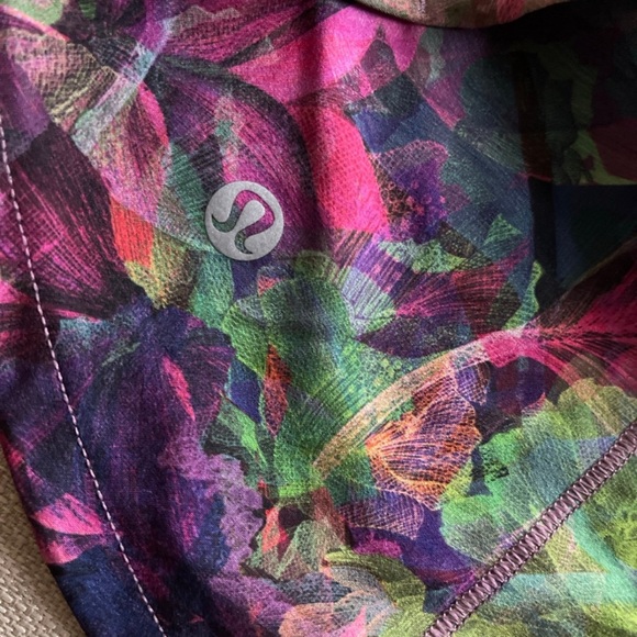 Lululemon speed up shorts size 6 - Picture 6 of 6